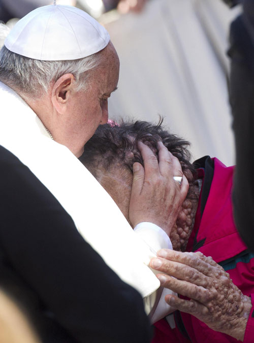 pope francis kissing man